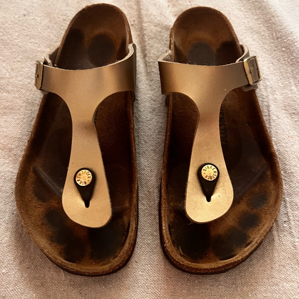 excellent condition good birkenstocks.
love them.